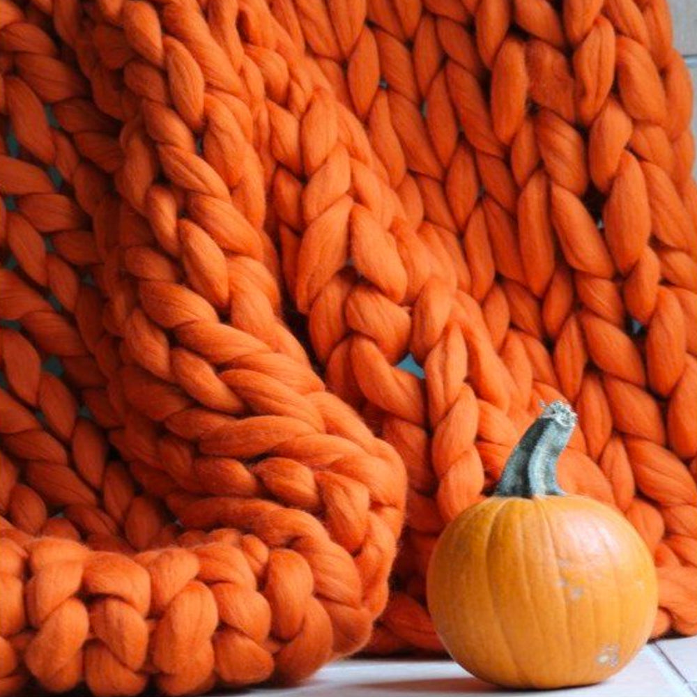 Luxe 1kg LuxaWool XXL chunky breigaren, makkelijk te handbreien voor zachte dekens en stijlvolle kussens.