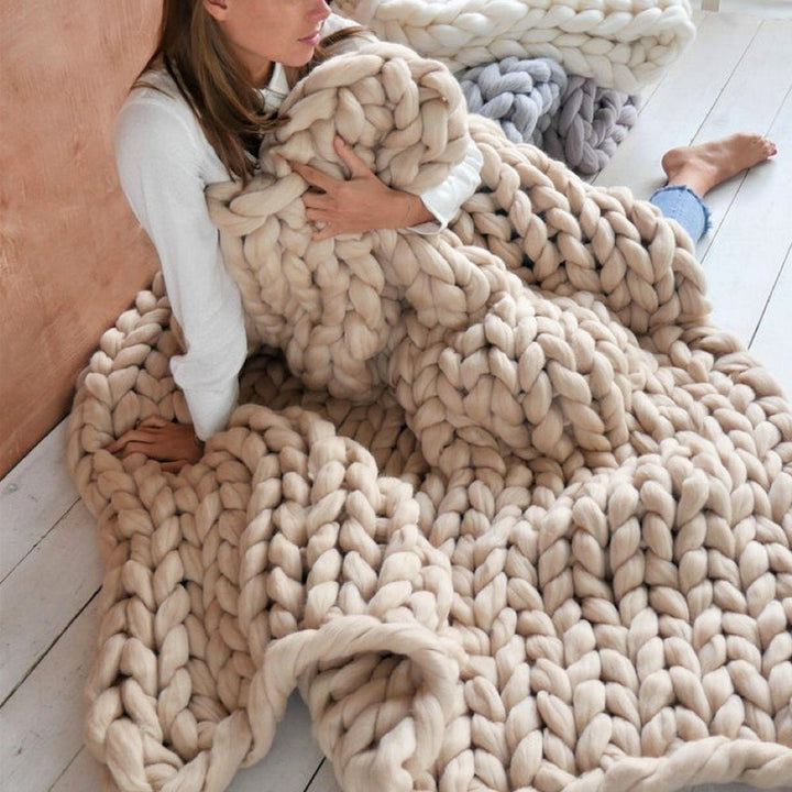 Comfortabel 1000g XXL chunky breigaren, LuxaWool, voor heerlijk zachte handgebreide woondekens en kussens.