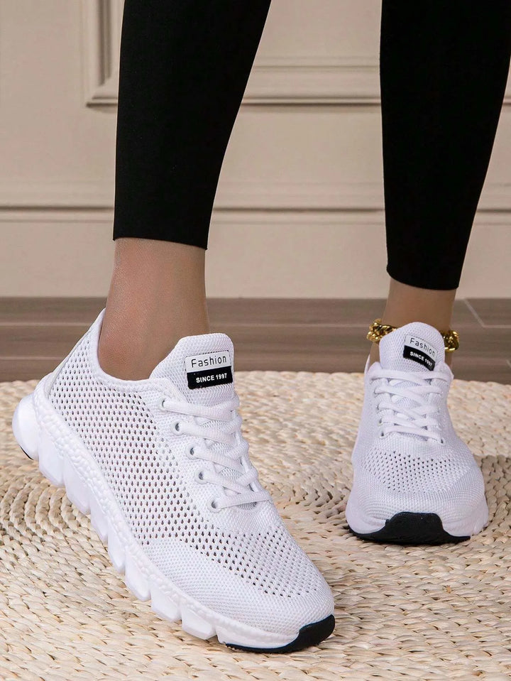 Dames orthopedische schoenen in actie, geschikt voor dagelijks gebruik en buitenactiviteiten met optimale ondersteuning.