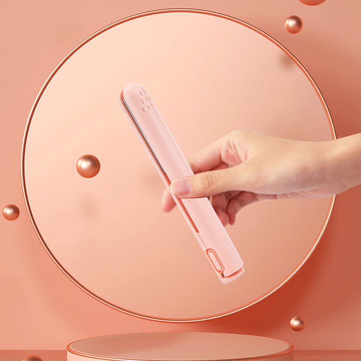 2-in-1 haarstyler met beschermende keramische coating, ideaal voor steil en krullend haar, getoond in gebruik.