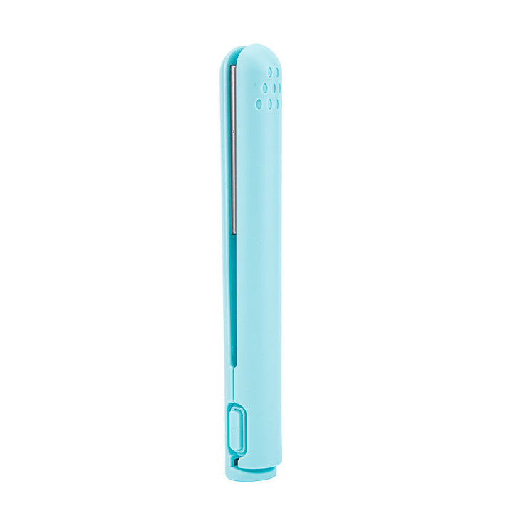 2-in-1 haarstyler met beschermende keramische coating, ideaal voor steil en krullend haar, getoond in gebruik.