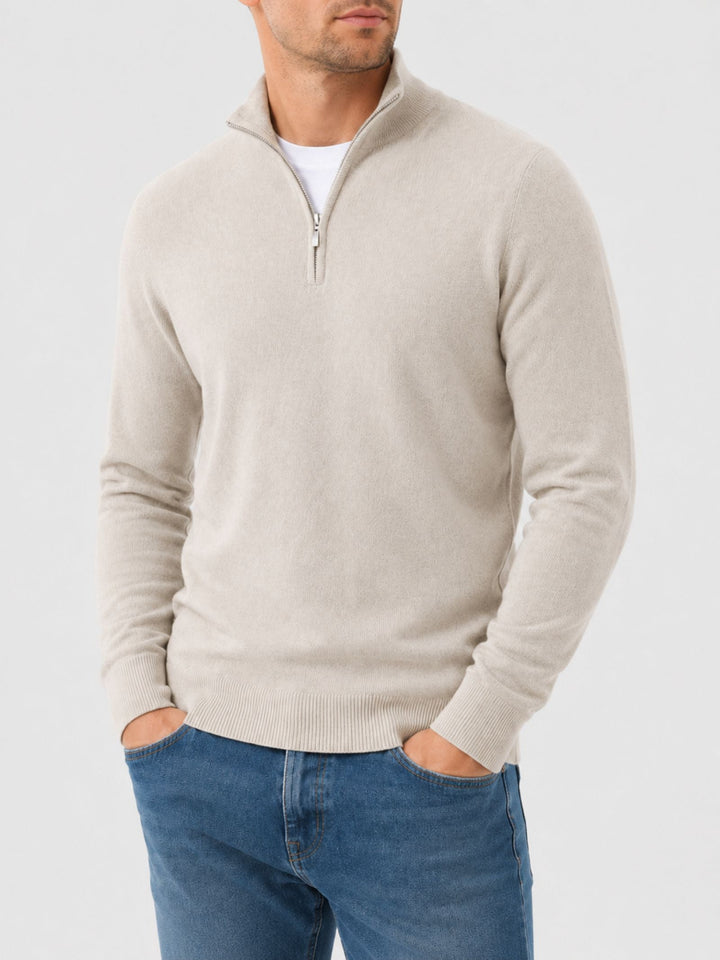 Heren V-hals trui met rits in beige, model draagt jeans.