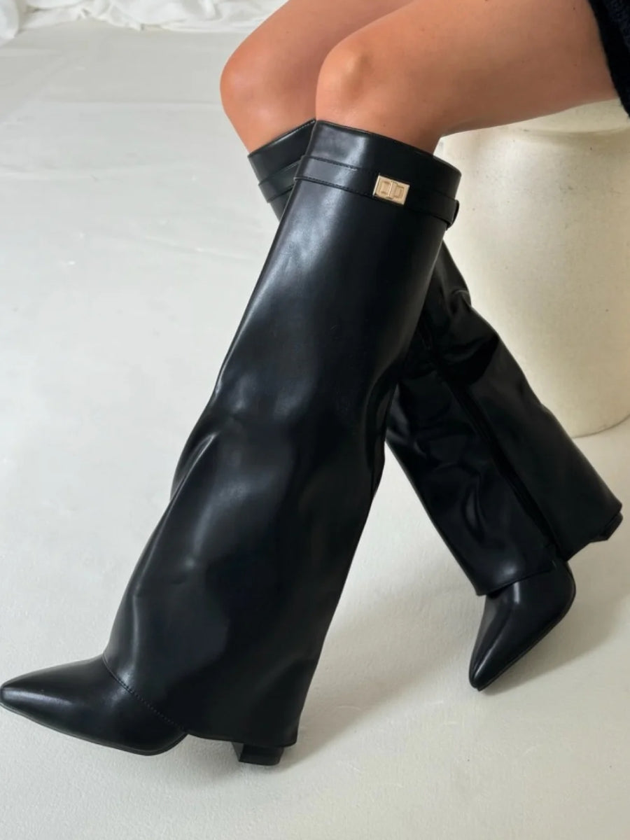 Moderne hoge dameslaarzen, een combinatie van tijdloze elegantie en comfortabele pasvorm. Perfecte schoenen.