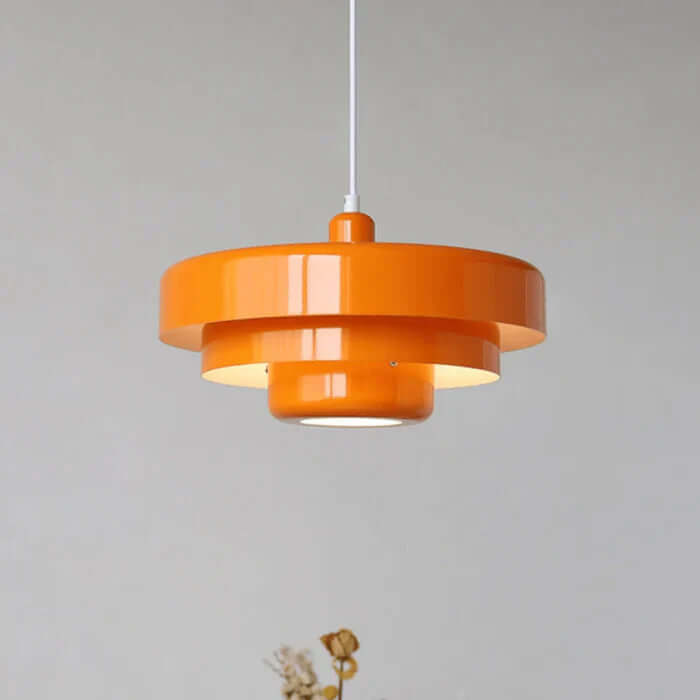 Stijlvolle vintage LED hanglamp met oranje kap in een moderne interieuromgeving.