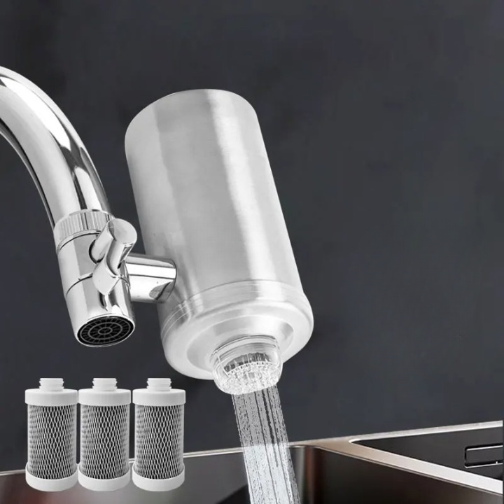 Een modern roestvrijstalen waterfilter in een keukenomgeving