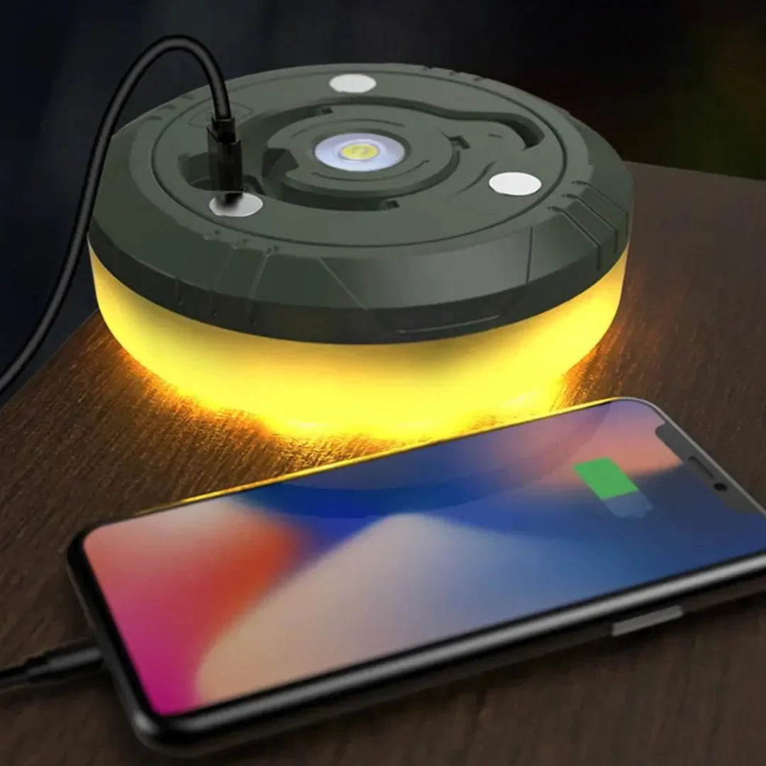 4-in-1 LED campinglamp: Meerkleurig, powerbank, zaklamp, compact, IP65 waterdicht, perfect voor buitenavonturen.