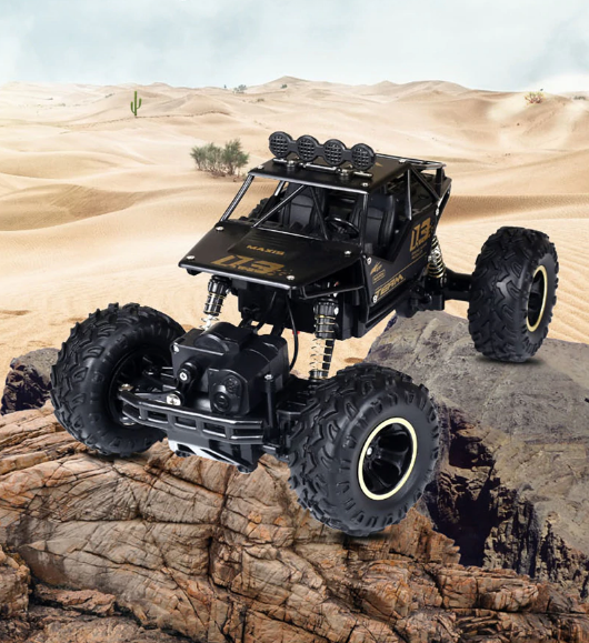 Jongen speelt met zijn nieuwe 4x4 RC rock crawler monstertruck, outdoor speelgoed plezier.