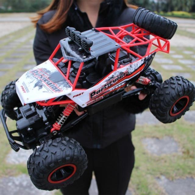 Frontaanzicht van een stevige 4x4 rock crawler monster truck, perfect cadeau voor kinderen.