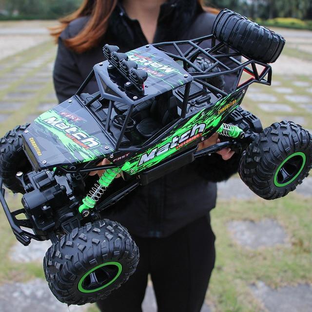 Robuuste 4x4 afstandbestuurbare monster truck, duurzaam speelgoed voor avontuurlijke jongens.