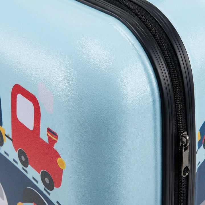 Comfortabel kindernekkussen, lunchtas en bagagelabel uit de Traveltot kinderreisset. Reisgemak voor vakantie.