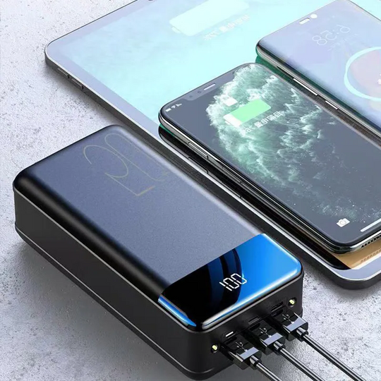 Detailweergave van de 50000mAh Powerbank, toont de poorten voor ultrasnel opladen en veelzijdige compatibiliteit.