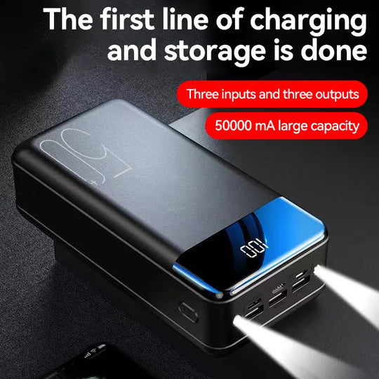 Powerbank met hoge capaciteit, weergegeven liggend naast een smartphone, illustreert het opladen van mobiele apparaten.