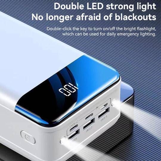 De 50000mAh Powerbank in een reisomgeving, benadrukt het compacte ontwerp en de draagbaarheid voor avonturen buitenshuis.