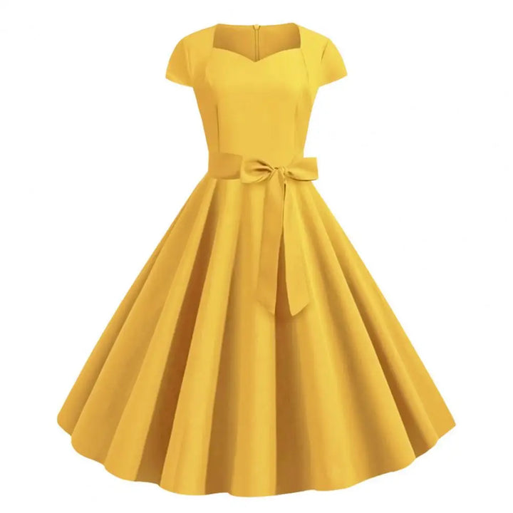 Vintage jurk jaren 50 in elegant geel met cape mouwen, getailleerde pasvorm, ronde hals, zomermode