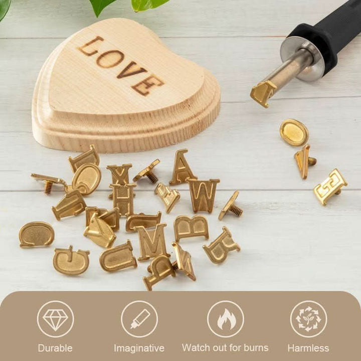 Close-up van pyrografie pen in 58-delige graveerset, perfect voor houtbranden en houtbewerking.