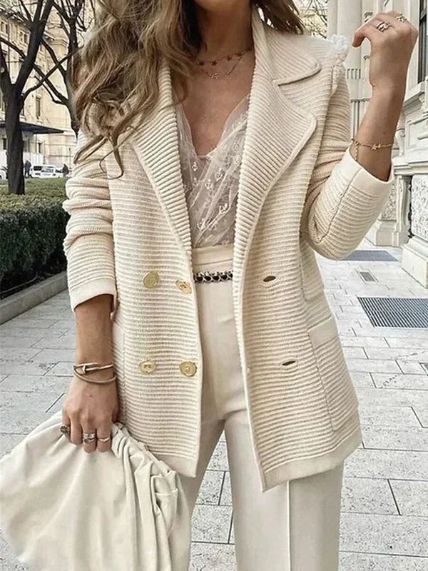 Elegante beige damesblazer voor de lente, stijlvol en comfortabel, perfect voor zakelijke of casual outfits.