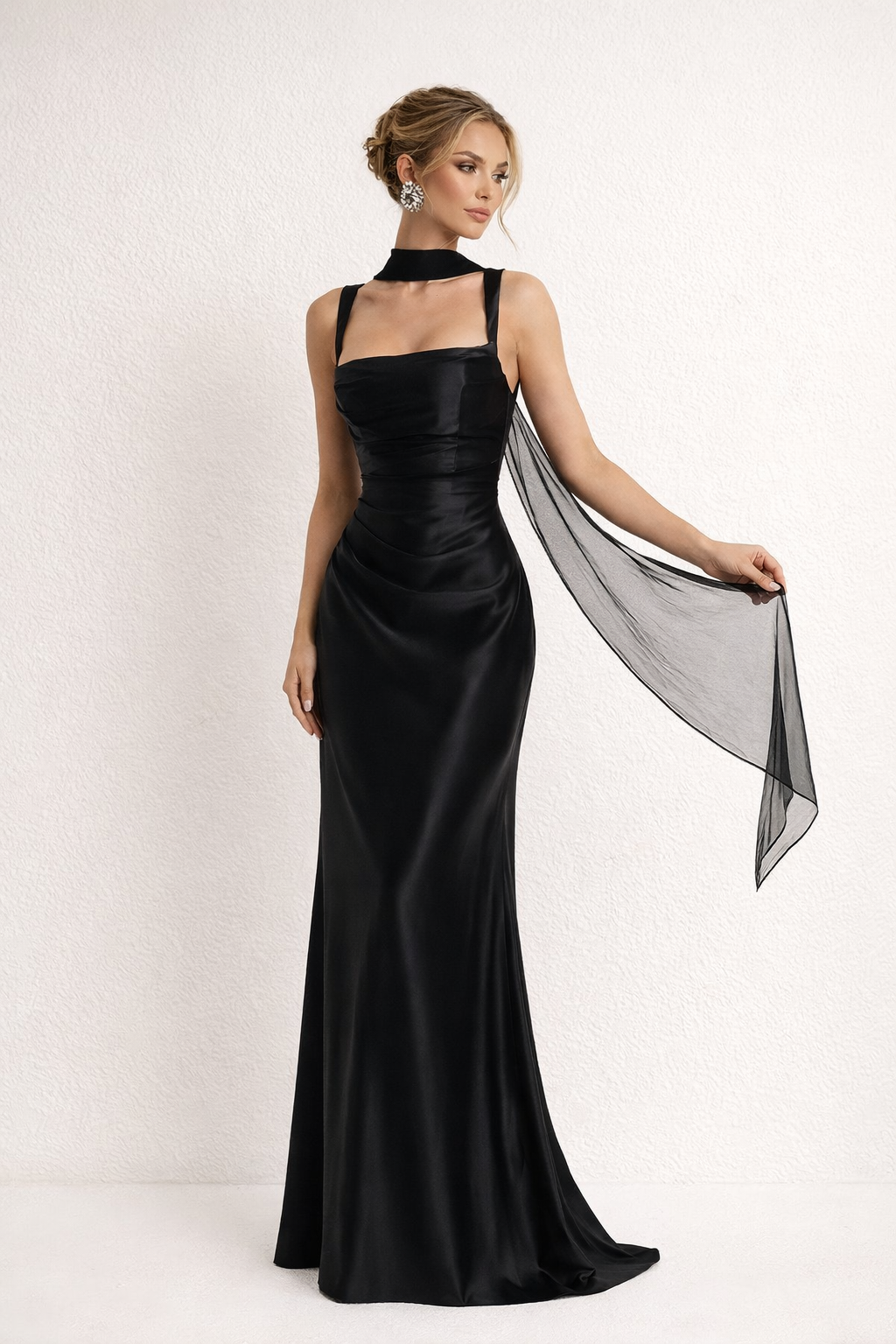 Zwarte slim fit strapless avondjurk voor dames, een chique en elegante keuze voor speciale gelegenheden.