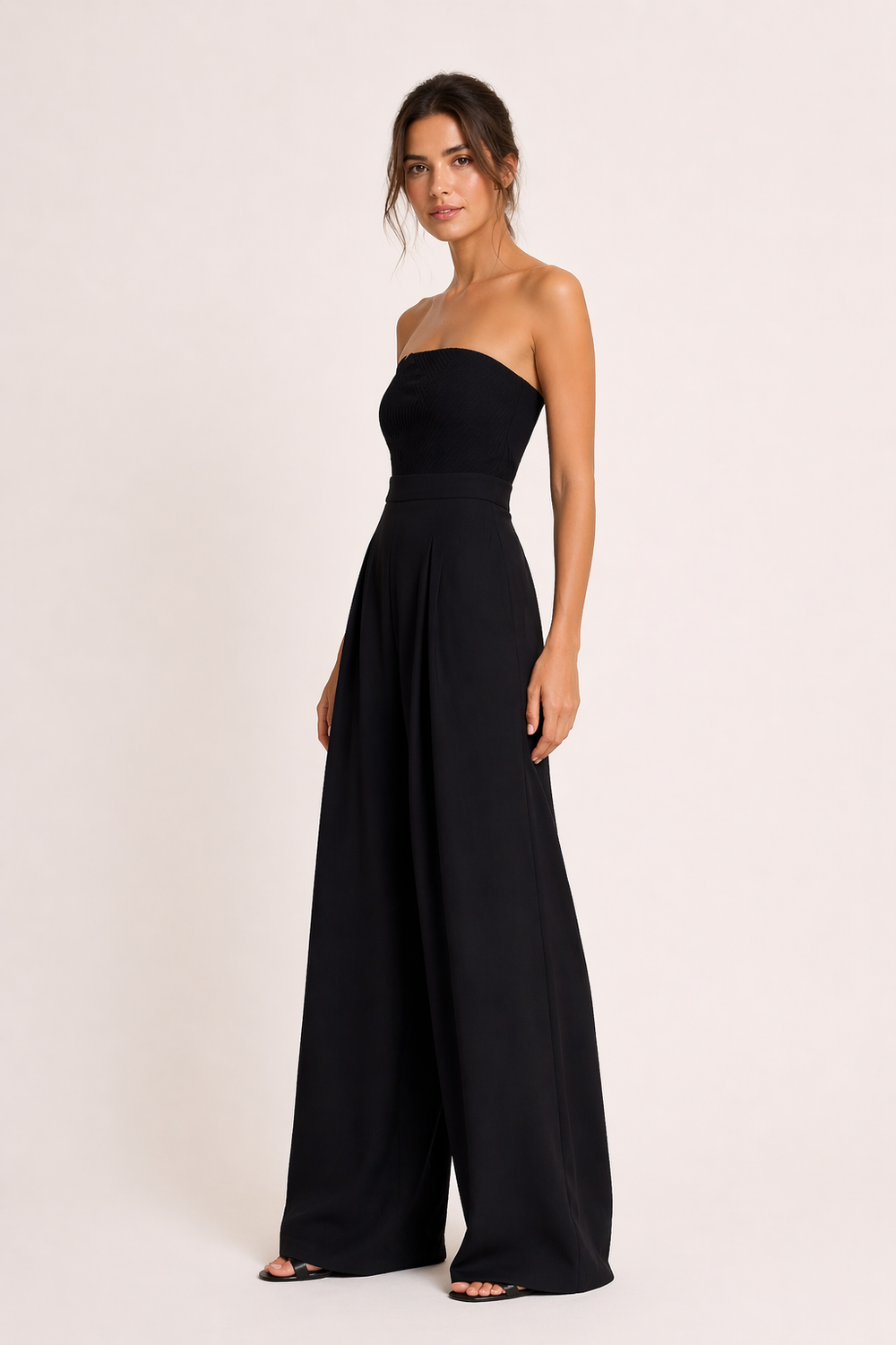 Dames jumpsuit in zwarte kleur, strapless met hoge taille en wijde broekspijpen, ideaal voor een chique avond.