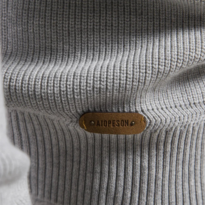 Ribgebreide mouwen van een comfortabele heren half-zip pullover, benadrukken textuur en stijl.
