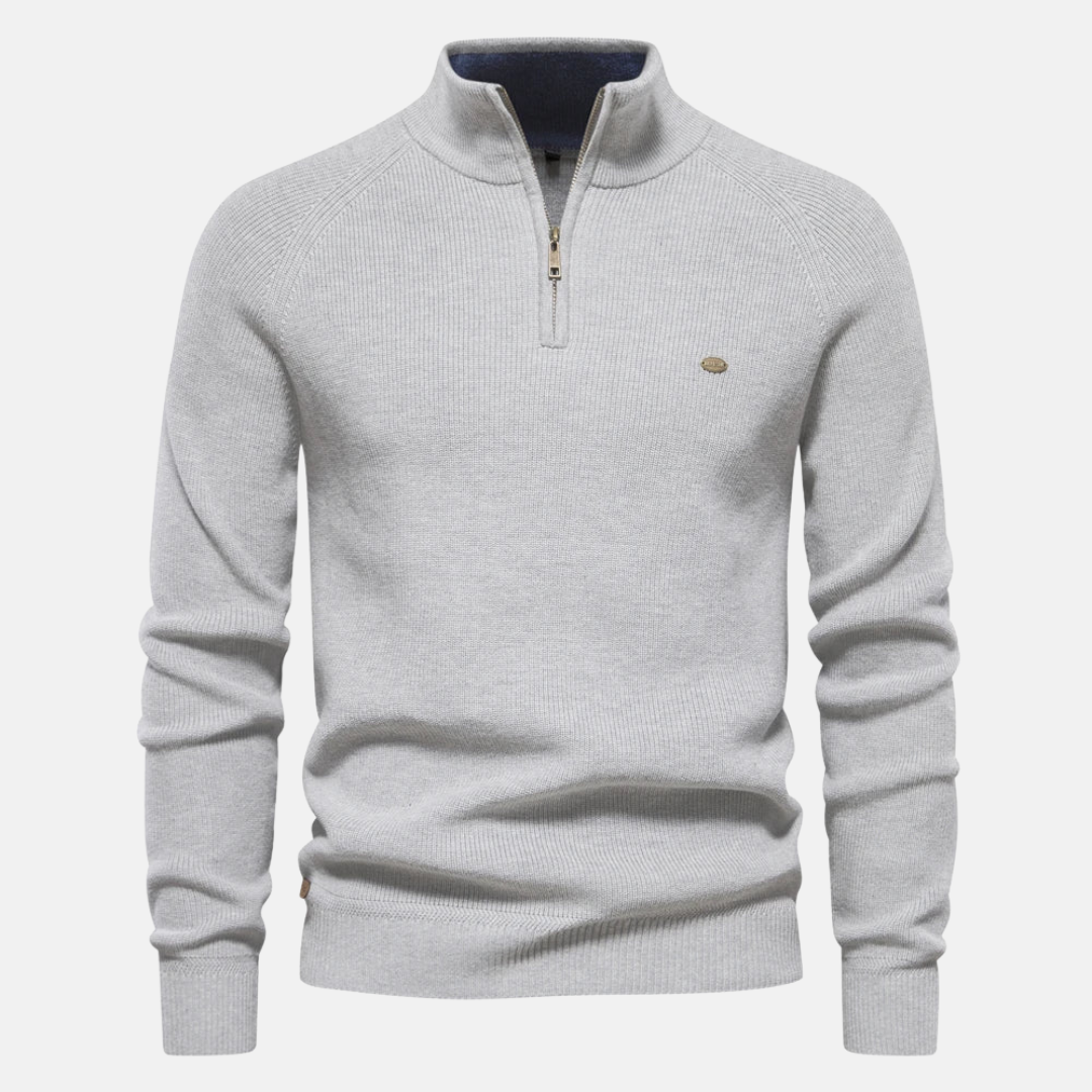 Model toont comfortabele half-zip trui met ribgebreide mouwen, een must-have voor wintermode.