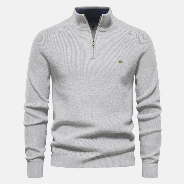 Model toont comfortabele half-zip trui met ribgebreide mouwen, een must-have voor wintermode.