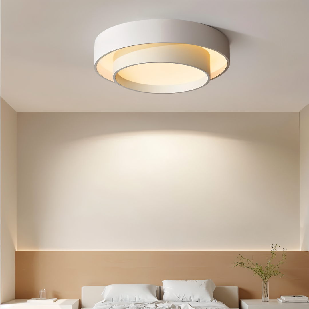 De RingLit LED-plafondlamp vanuit een ander perspectief, perfect voor lage plafonds en efficiënte verlichting.
