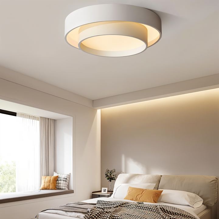 Een elegante RingLit LED-plafondlamp met een dubbellaagse cirkelstructuur aan een wit plafond.