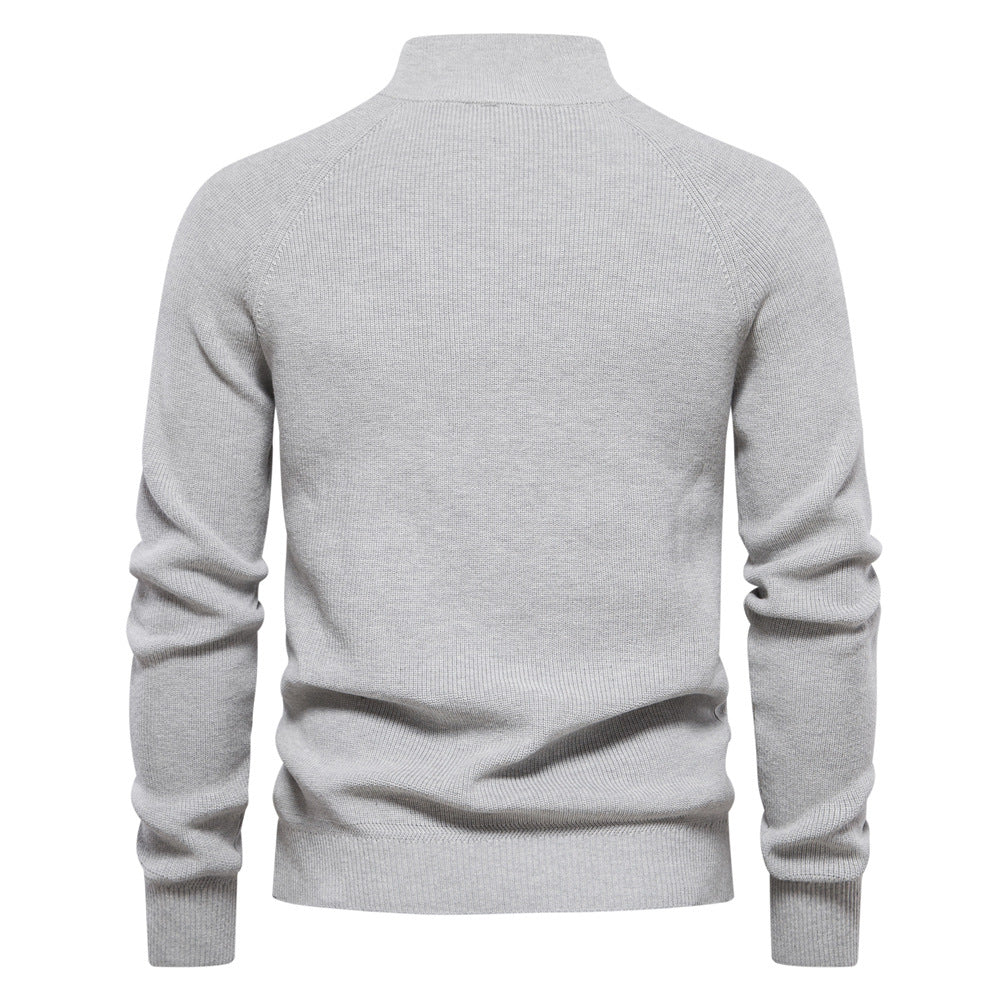 Detail van de half-zip sluiting op een comfortabele heren trui, toont luxe afwerking en kwaliteit.