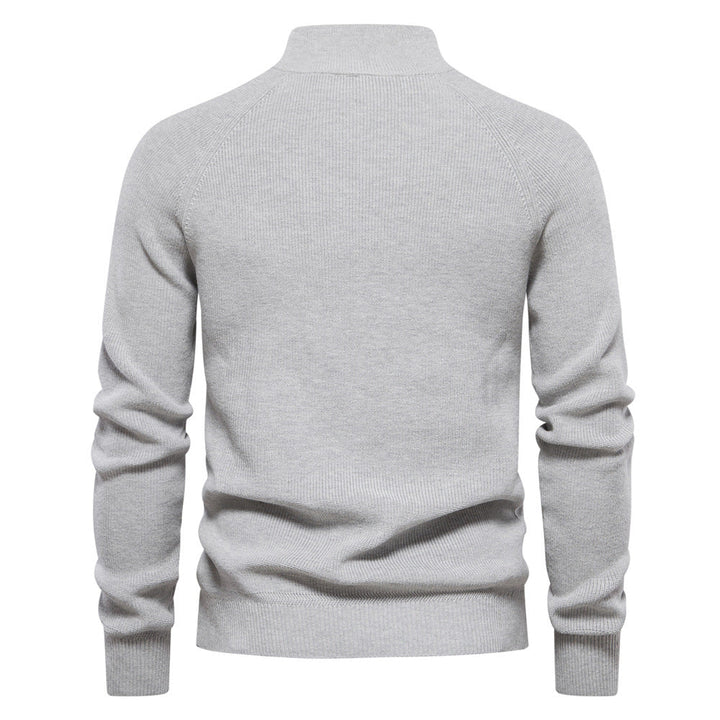 Detail van de half-zip sluiting op een comfortabele heren trui, toont luxe afwerking en kwaliteit.