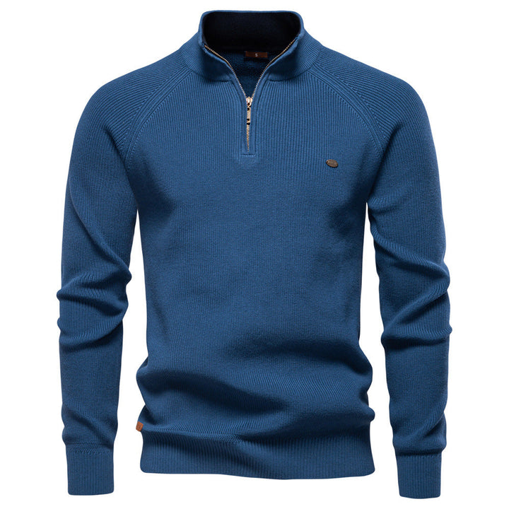 Mannelijke pasvorm van een luxe half-zip trui, combineert stijl met ultiem draagcomfort voor herenmode.