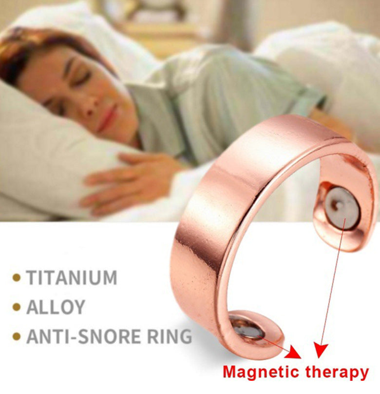 Anti-snurk ring, goudkleurig, magnetische therapie, acupressuurontwerp op pink, elegant uiterlijk.