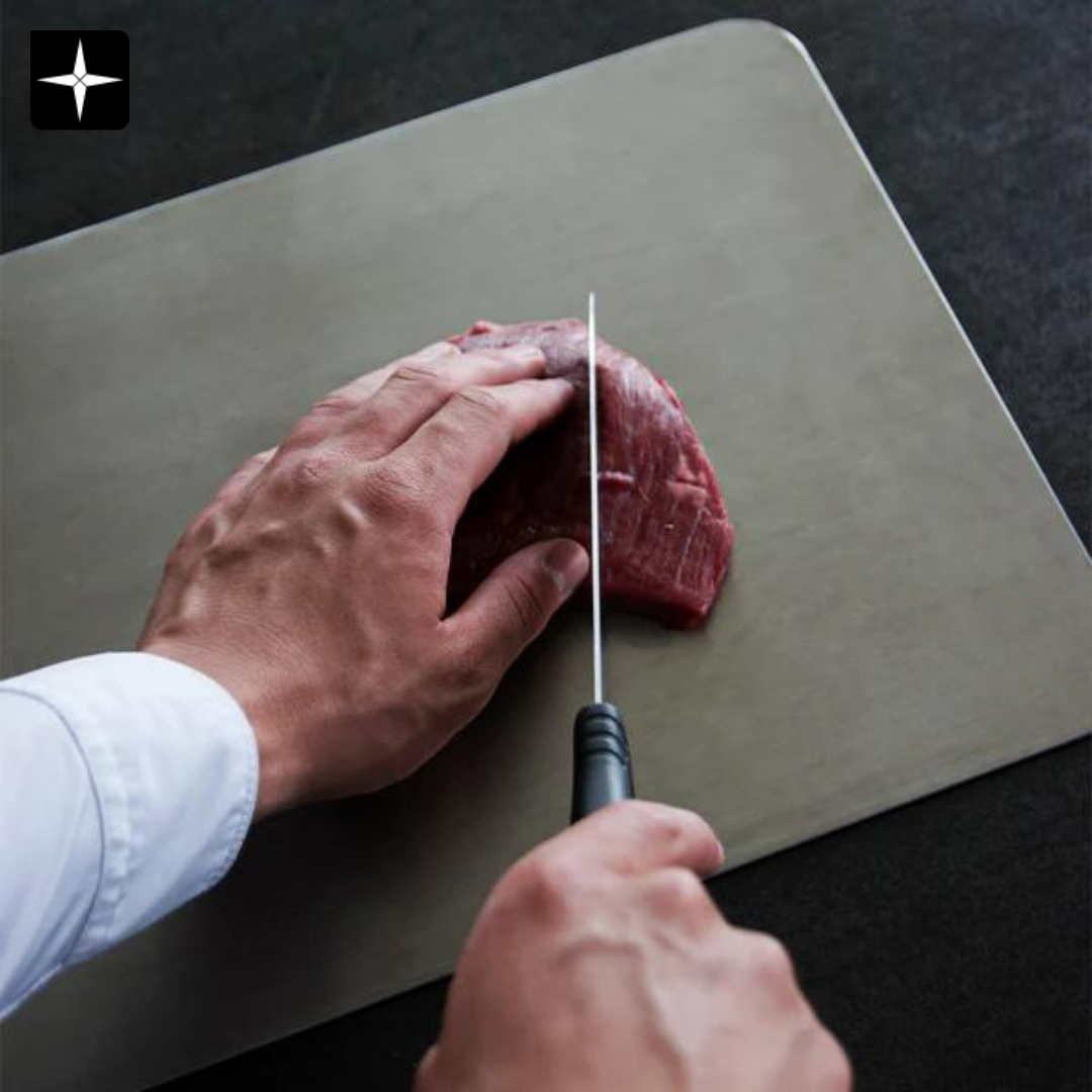 Glanzende RVS snijplank, antibacterieel en vlekbestendig, ideaal voor hygiënisch koken in de moderne keuken.