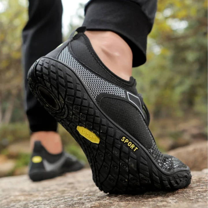 Sportieve AquaFlex zwemschoenen, sneldrogend en lichtgewicht, voor diverse water- en outdoorsporten.