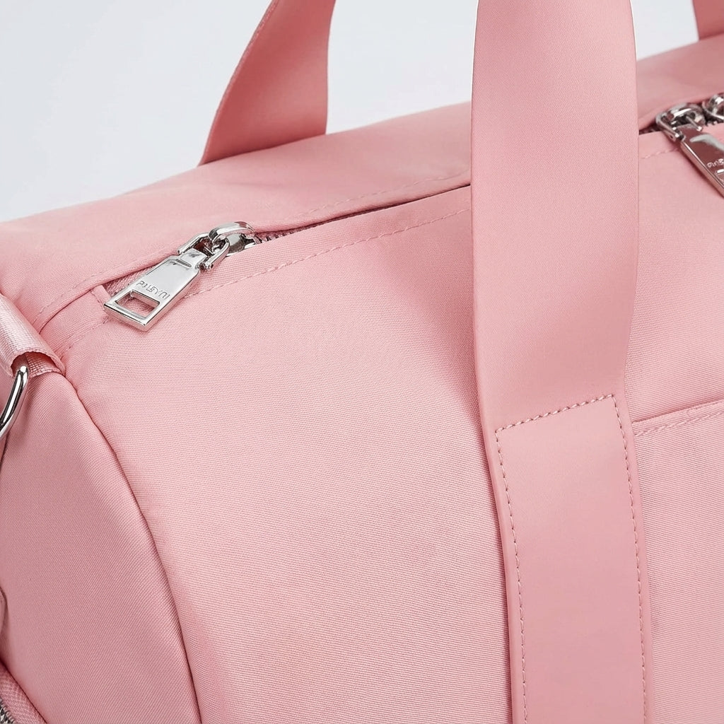 Unisex AquaTote weekendtas, waterbestendig en ruim, met comfortabele schouderband voor reizen.