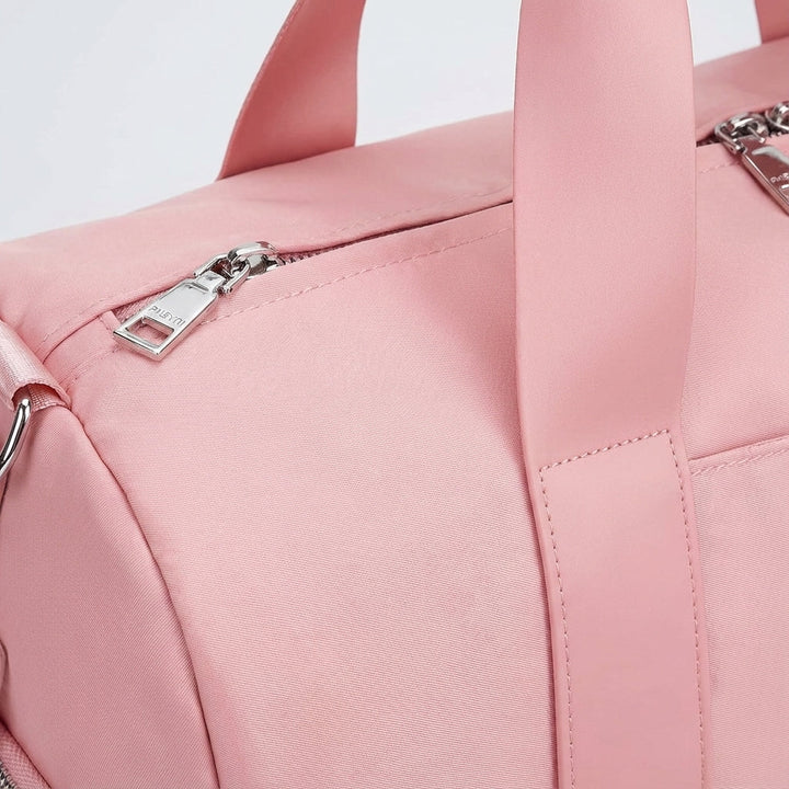 Unisex AquaTote weekendtas, waterbestendig en ruim, met comfortabele schouderband voor reizen.