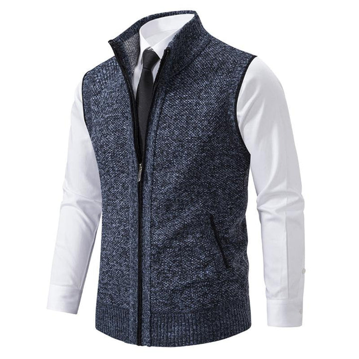 Mouwloos gebreid herenvest in blauw, grijs, rood en zwart, met rits, minimalistisch design, veelzijdig te dragen.