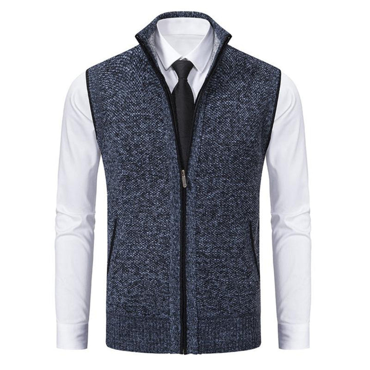 Mouwloos gebreid herenvest in blauw, grijs, rood en zwart, met rits, minimalistisch design, veelzijdig te dragen.