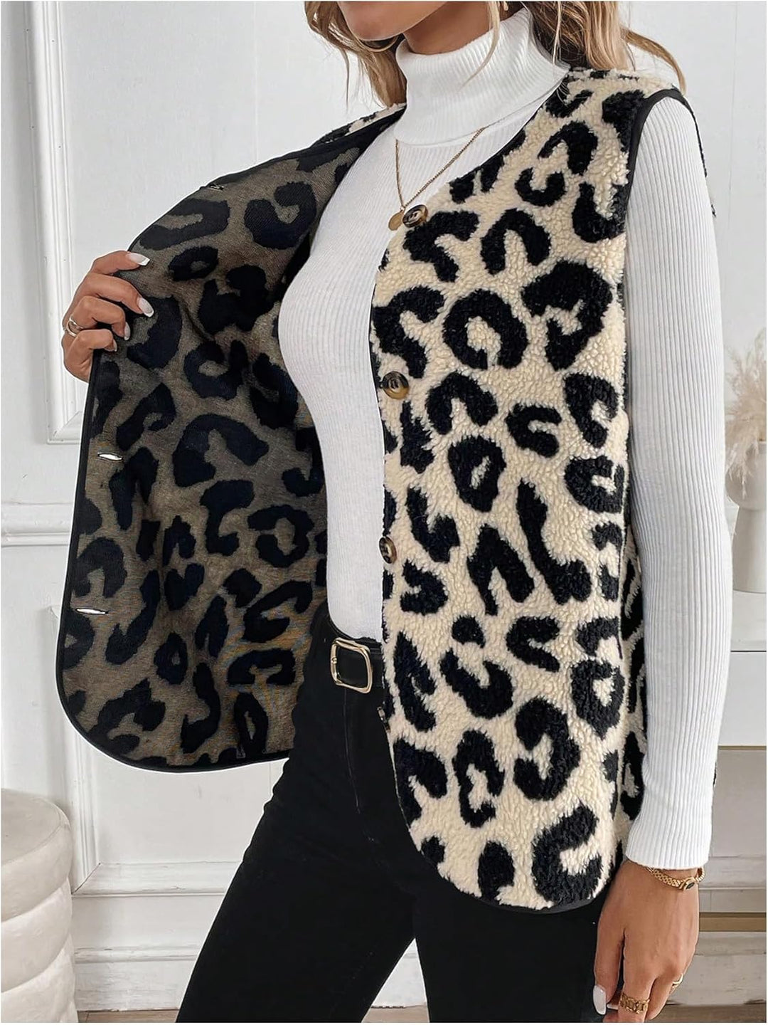 Dames mouwloos luipaardvest met V-hals in elegant design, ideaal voor vrouwen; licht en veelzijdig combineerbaar.