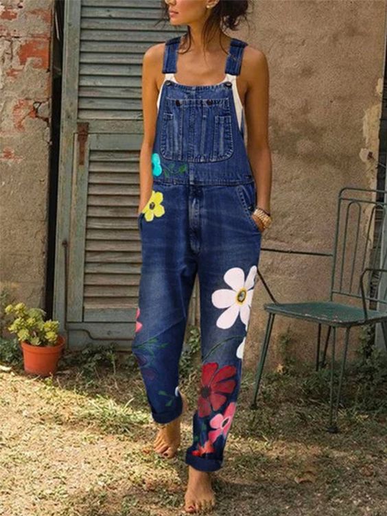 Stijlvolle mouwloze denim jumpsuit met bloemen, verstelbare schouderbanden en praktische zakken.