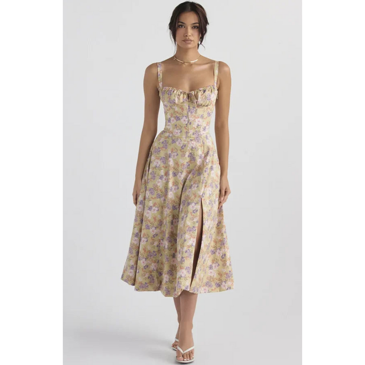 Mouwloze zomerjurk met sweetheart halslijn, elegante midi-snit en getailleerd design voor een vrouwelijk silhouet.