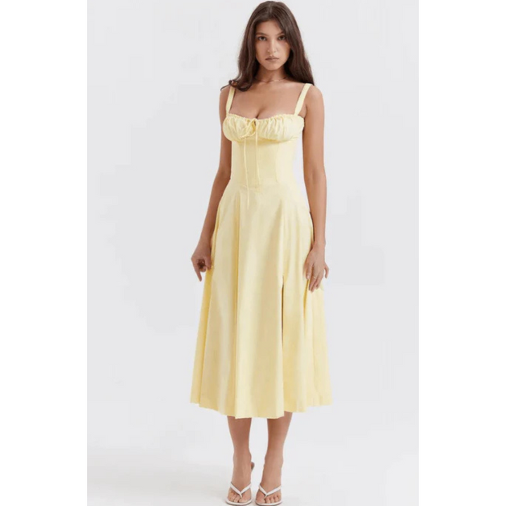 Mouwloze zomerjurk met sweetheart halslijn, elegante midi-snit en getailleerd design voor een vrouwelijk silhouet.