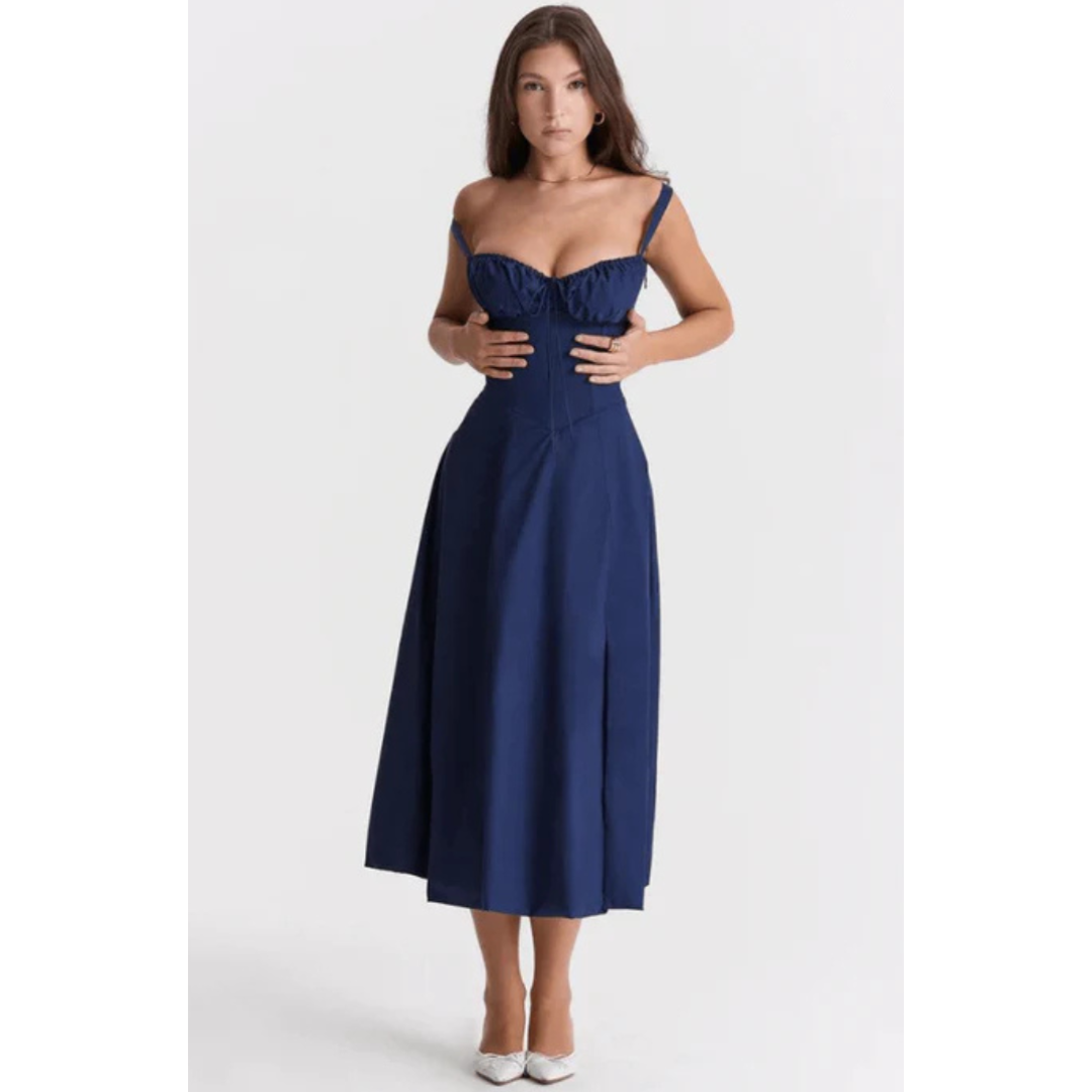 Mouwloze zomerjurk met sweetheart halslijn, elegante midi-snit en getailleerd design voor een vrouwelijk silhouet.