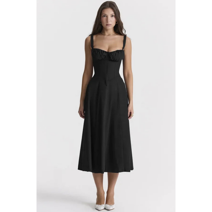Mouwloze zomerjurk met sweetheart halslijn, elegante midi-snit en getailleerd design voor een vrouwelijk silhouet.