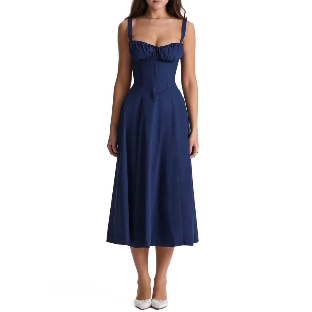 Mouwloze zomerjurk met sweetheart halslijn, elegante midi-snit en getailleerd design voor een vrouwelijk silhouet.