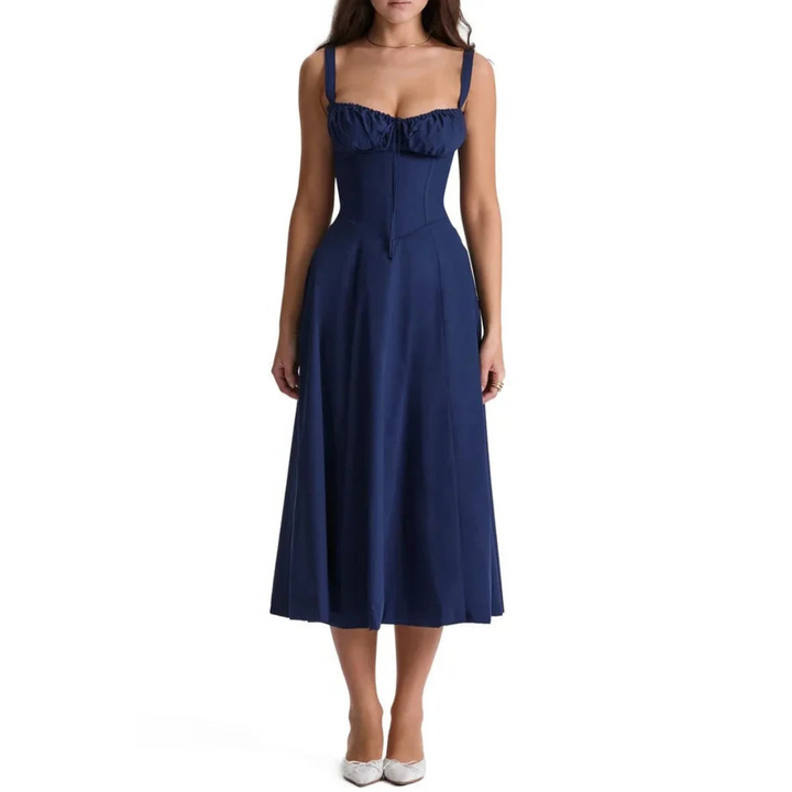 Mouwloze zomerjurk met sweetheart halslijn, elegante midi-snit en getailleerd design voor een vrouwelijk silhouet.