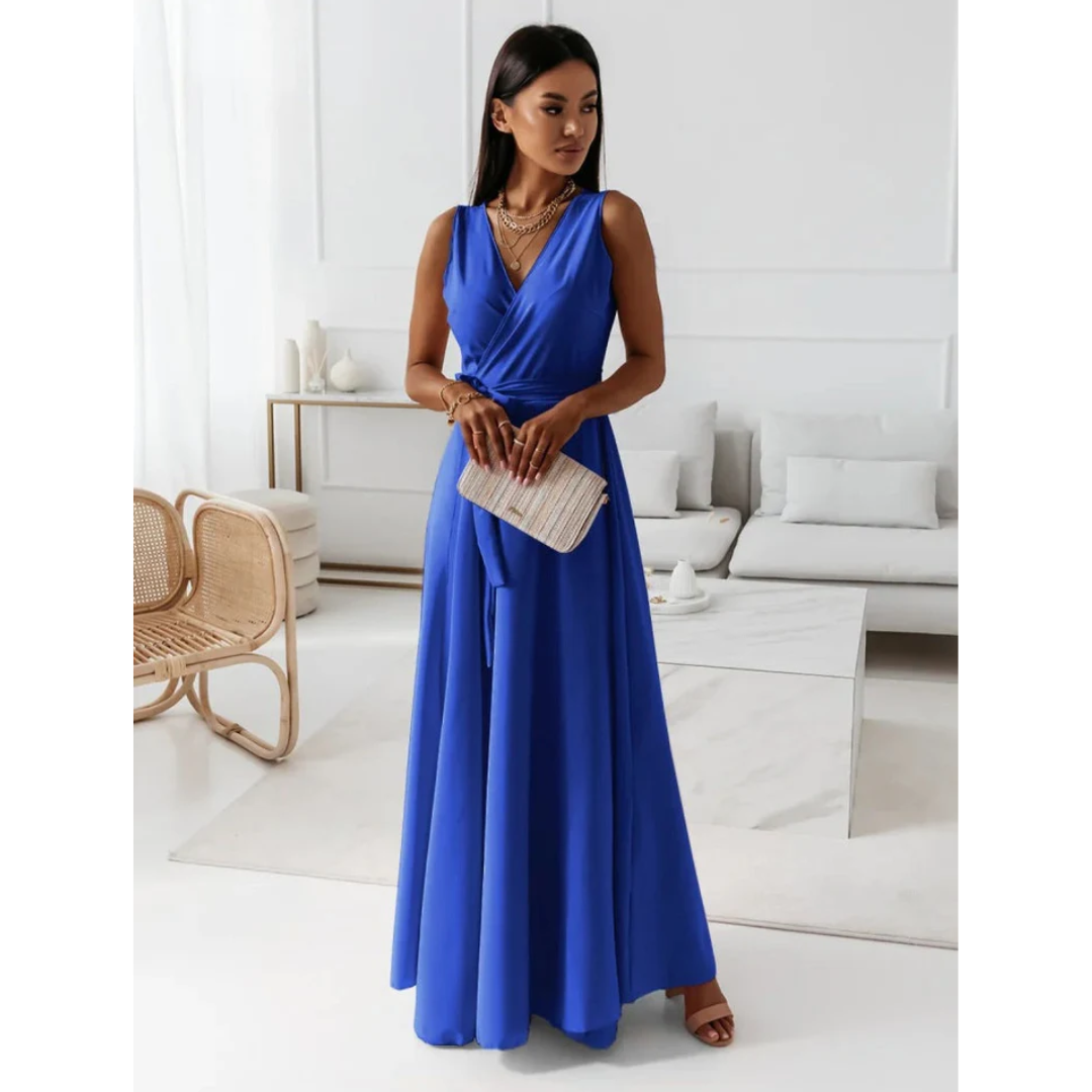 Vrouwelijke wikkeljurk in wijnrood, mouwloos en met V-hals, perfect voor een elegante zomerlook.