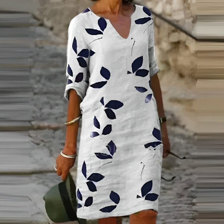 Prachtige zomerjurk voor dames met bladprint, vloeiende pasvorm, luchtig en elegant, ideaal voor de zomer.