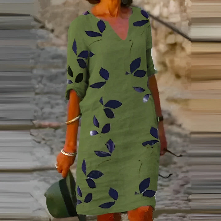 Prachtige zomerjurk voor dames met bladprint, vloeiende pasvorm, luchtig en elegant, ideaal voor de zomer.
