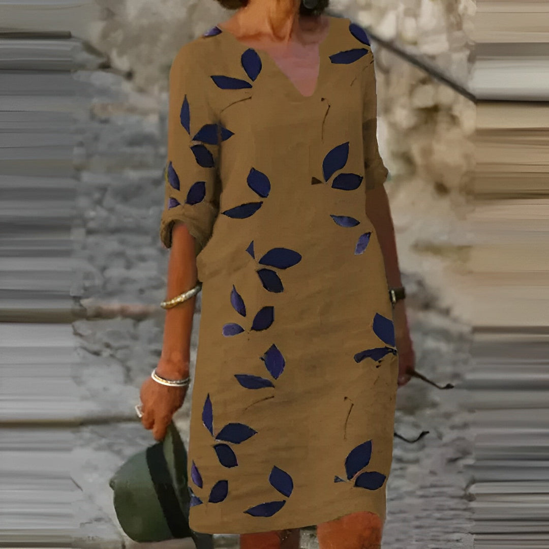 Prachtige zomerjurk voor dames met bladprint, vloeiende pasvorm, luchtig en elegant, ideaal voor de zomer.