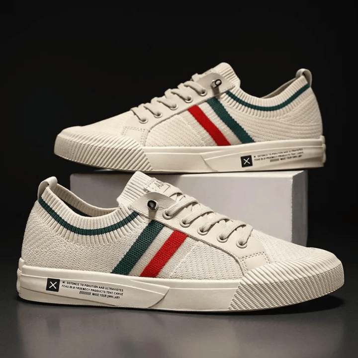 Ademende herensneakers van mesh, in beige en zwart design, met een ergonomische zool voor comfort en stijlvolle gelegenheden.
